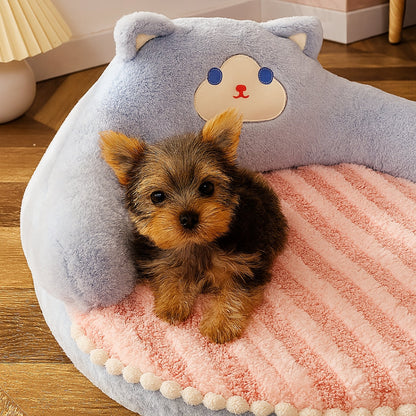 Yorkshire curieux installé sur un matelas chien, salon clair